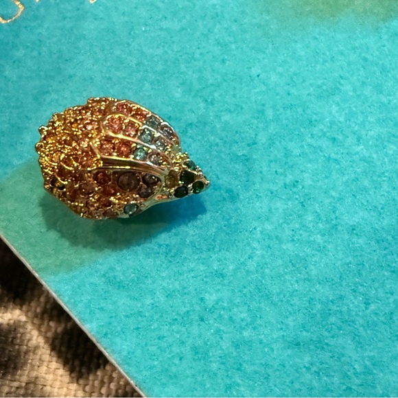 Kurt Geiger Gold Embellished Small Eagle Head Earrings NWT - Picture 7 of 8